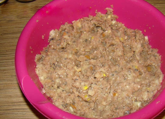 1. Этап. Котлеты из краснопёрки: 4. Сало и лук также пропустите через мясорубку. Кусок белого хлеба замочите в молоке, отожмите и разомните в кашицу. Соедините с рыбным фаршем лук, сало, хлеб, соль, специи и яйцо, все тщательно перемешайте.