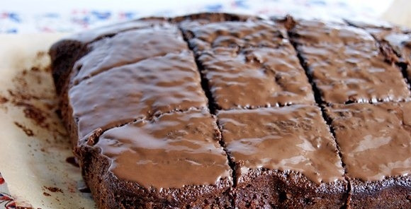 1. Этап. Торт на кипятке: 12. Выпекайте до готовности. Перед подачей можно полить его шоколадной глазурью.