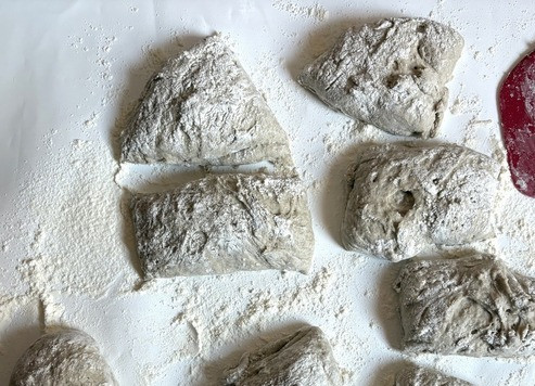 1. Этап. Ржаные булочки  Быстрые: Присыпать стол мукой и аккуратно выложить тесто, помогая себе силиконовой лопаткой, разделить на 8 частей. Присыпая мукой, аккуратно крутя двумя руками, сформовать булочки.