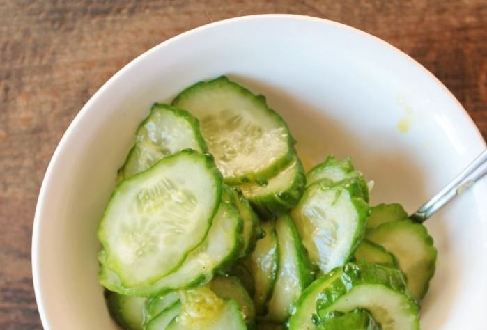 1. Этап. Быстрый легкий салат: Заправьте нарезанные огурцы получившимся соусом и хорошенько все перемешайте. Дайте огурцам немного постоять, если есть такая возможность.