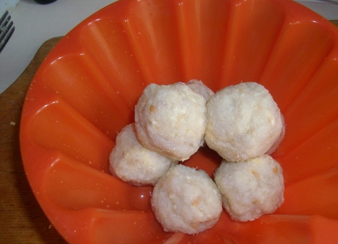 1. Этап. Рыбные тефтели для ребенка: Кладем по вкусу соль, перемешиваем массу и формируем небольшие тефтели.