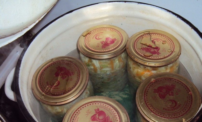 1. Этап. Капуста маринованная на зиму: Банки тщательно моем, раскладываем в них специи и капусту. Утрамбовываем. Заливаем горячим маринадом и накрываем крышками. Стерилизуем 0,5л банки по 20 минут, 1л -30.