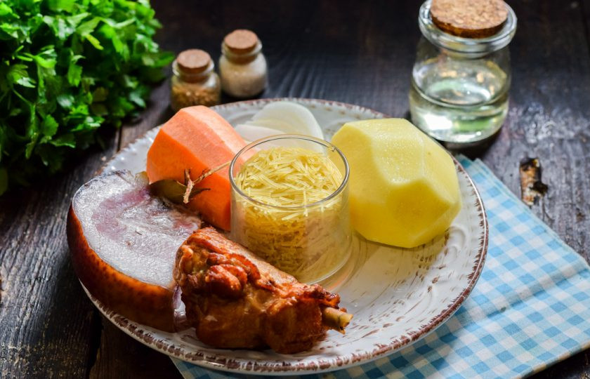 1. Этап. Суп с копченостями и вермишелью: Подготовьте все ингредиенты.