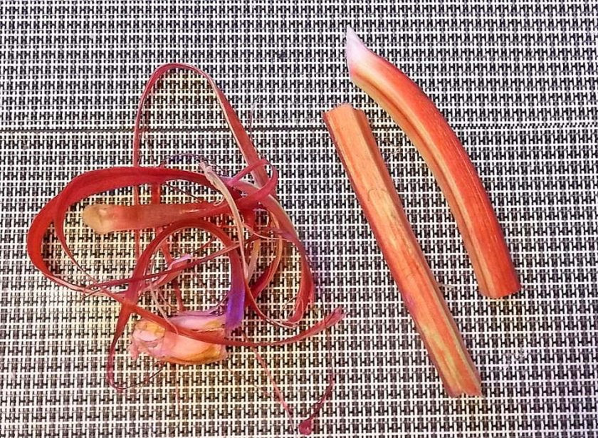 1. Этап. Сахарное печенье с ревенем: Вымойте ревень, обсушите и удалите верхний слой.