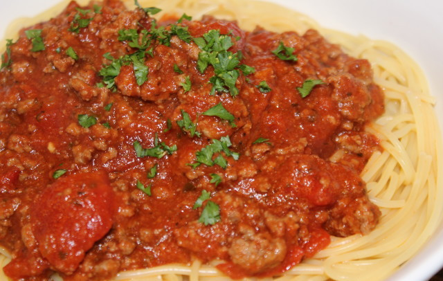 1. Этап. Спагетти с фаршем и томатным соусом: Спагетти выкладываем на тарелку и заливаем фаршем с томатным соусом. По желанию можно перемешать.