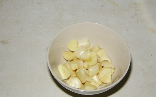 1. Этап. Капуста по-грузински: 4. Чеснок очистите и (при желании) измельчите. Его количество зависит от ваших вкусовых предпочтений.