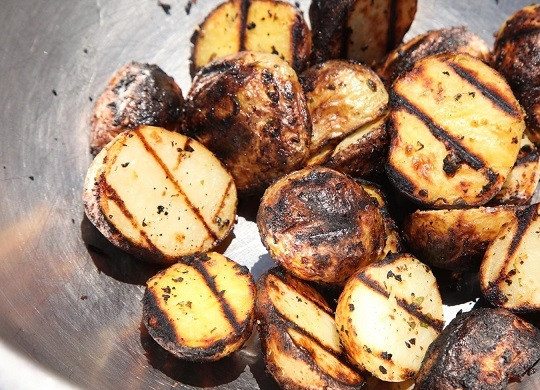 1. Этап. Картофельные дольки в специях: 6. Готовый картофель снимите и переложите в глубокую мисочку.