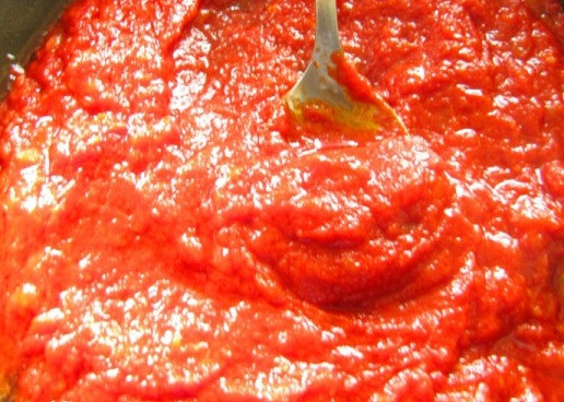 1. Этап. Соус для хинкали: Затем выкладываем на сковороду измельченный помидор, опять все перемешиваем и тушим соус еще 2-3 минутки.