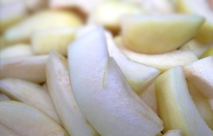 1. Этап. Варенье из груши дюшес: Моем груши в холодной воде, очищаем от кожуры, вырезаем сердцевину. Мякоть нарезаем дольками. Опускаем груши в кастрюлю с водой и тушим около 3-5 минут до размягчения.