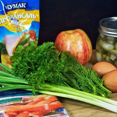 1. Этап. Салат Аншлаг: Вот - наши ингредиенты. Если маринованные грибы вы не любите или у вас их нет, можете отварить сырые и использовать вареные.