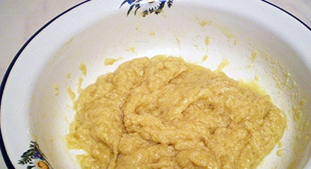 1. Этап. Песочный пирог с творожной начинкой: Замешиваем тесто.