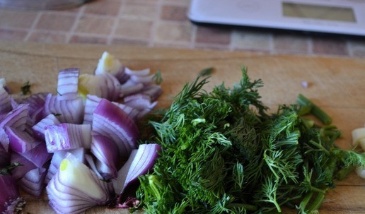 1. Этап. Паштет из чёрной чечевицы: Укроп, чеснок и лук измельчить.