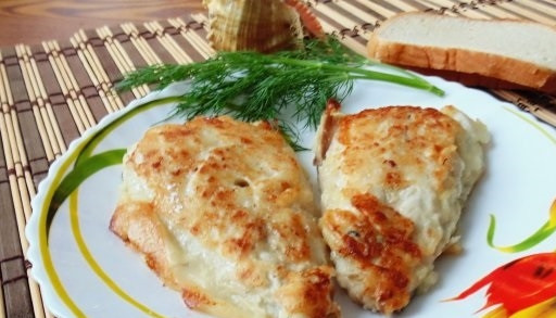 1. Этап. Скумбрия в тесте: 8. Подаем рыбу порционно, из расчета: 2 кусочка на 1 человека с веточкой зелени. Можно подавать рыбу в холодном или теплом виде, как вам больше нравится. Приятного аппетита!