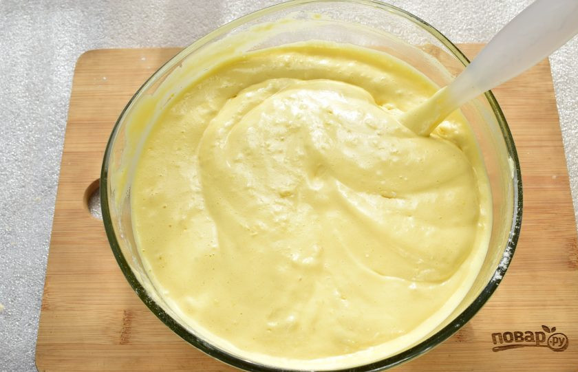 1. Этап. Шарлотка с курагой и яблоками: Пока готовятся карамелизированые яблоки и курага, приготовьте тесто. Яйца с сахаром взбейте в светлую пышную пену в течение 5 минут. Постепенно добавьте просеянную муку. Перемешивайте с помощью лопатки, двигаясь снизу вверх. Вмешайте в тесто половину фруктов.