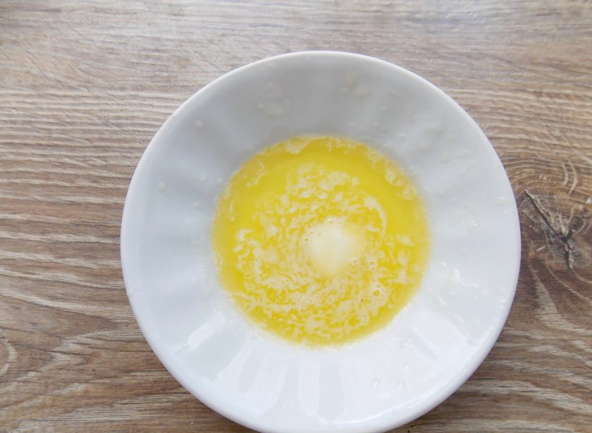 1. Этап. Блины на живых дрожжах: Сливочное масло растопите и остудите, добавьте соль и перемешайте.