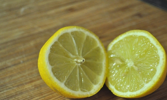 1. Этап. Яблоки с корицей, медом и арахисом: 2. Выдавите сок из половины лимона и сбрызните им яблоки.