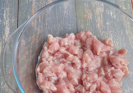 1. Этап. Сливочная гречка с курицей в духовке: Куриное филе промыть, мелко нарезать.