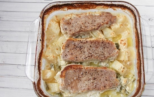 1. Этап. Картошка со свининой в духовке: Духовку включаем на 200 градусов. Оборачиваем форму фольгой и отправляем готовиться на 40 минут. За пару минут снимаем фольгу, чтобы получилась красивая корочка.