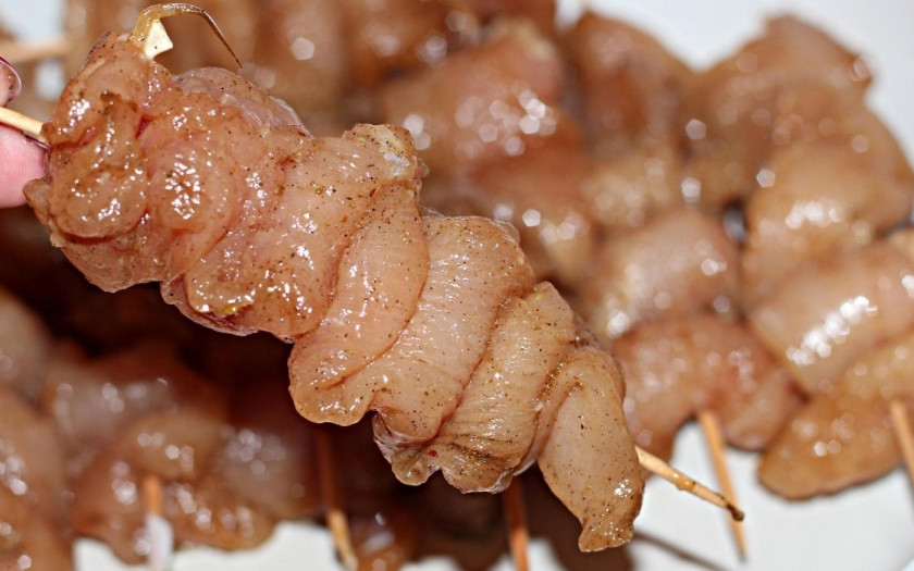 1. Этап. Шашлык из куриных грудок: 6. Перед тем как накалывать шашлыки, я замачиваю деревянные шпажки в воде, а затем каждую мясную ленту нанизываю на шпажку, таким образом получаю шашлыки.