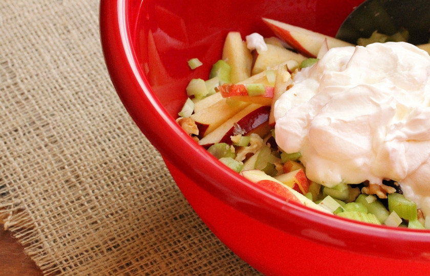 1. Этап. Салат из свежих яблок: Добавляем сметану и йогурт.