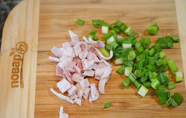 1. Этап. Картофельные палочки с сыром и беконом: Зеленый лук и бекон нарежьте. Добавьте к картошке и всё перемешайте до однородности.