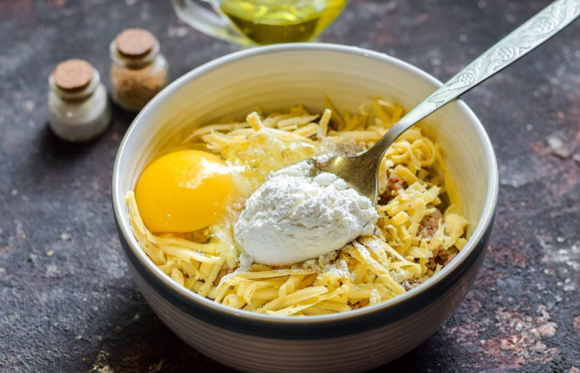 1. Этап. Гречневые котлеты с сыром: Добавьте пшеничную муку.