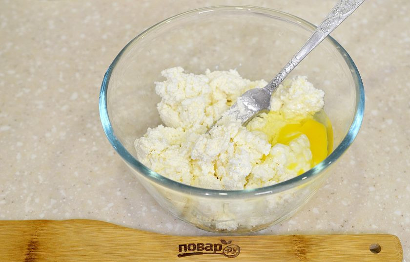 1. Этап. Сырники с грибами и беконом: 2. Творог смешайте с солью и сахаром.