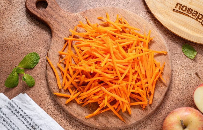 1. Этап. Фруктово-овощной салат: Морковь очистите, натрите на терке. Я использую терку для моркови по-корейски.