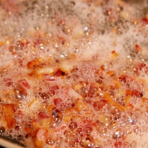 1. Этап. Картофельный суп-пюре: 1. Нарежьте бекон мелкими кубиками. Обжарьте на среднем огне. Бекон должен быть хрустящим.