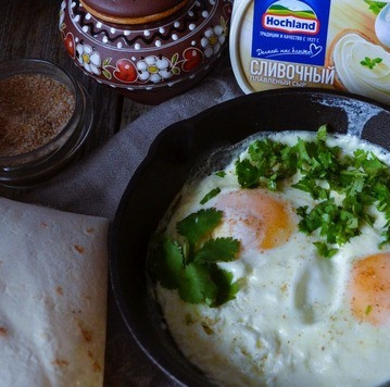 1. Этап. Яичница в сырно-сметанном соусе: Подать с рубленой кинзой, посолив по вкусу.