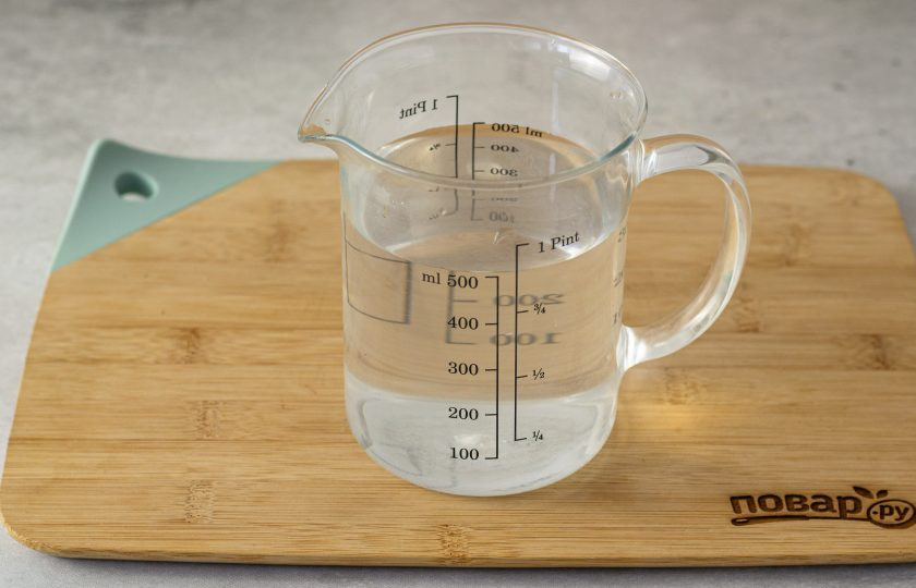 1. Этап. Быстрые малосольные огурчики: В теплой воде растворите соль и сахар.