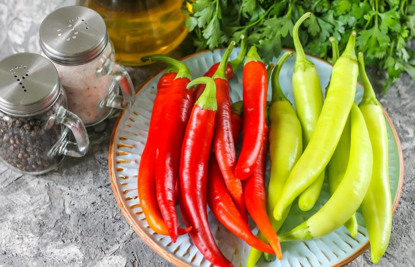 1. Этап. Маринованный горький перец на зиму: Подготовьте указанные ингредиенты.