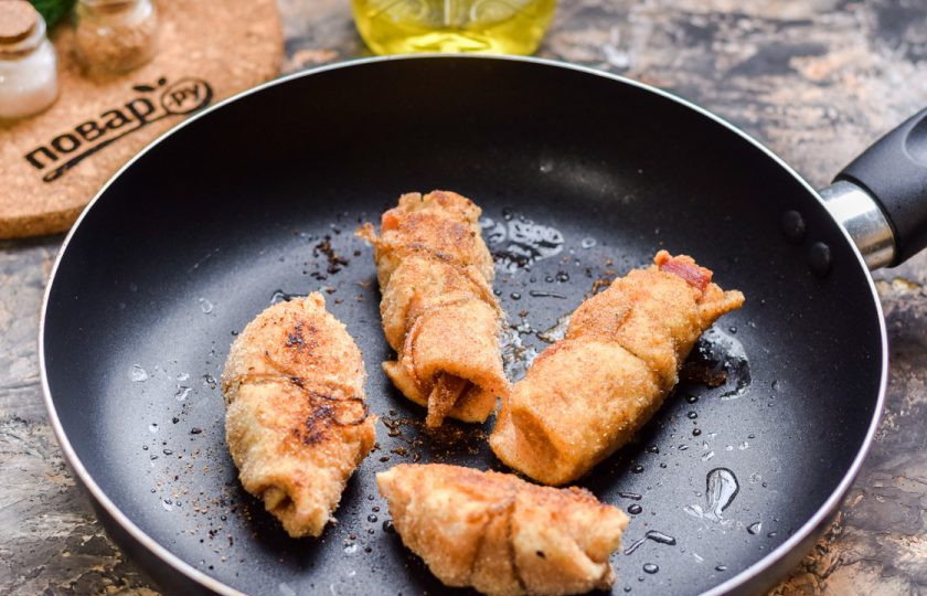 1. Этап. Рулетики в панировке: Сковороду прогрейте и смажьте маслом, выложите рулетики и поджарьте на сковороде, с каждой стороны по минуте. После запекайте рулетики при температуре 180 градусов 20 минут.