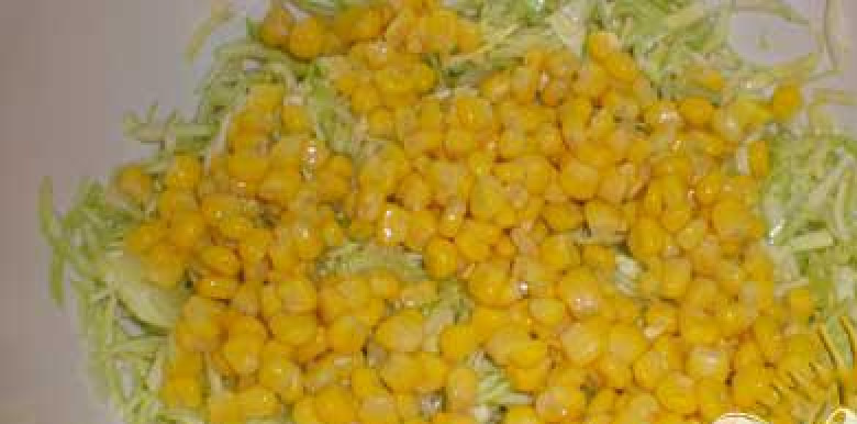 1. Этап. Салат Экзотика: 2. Сливаем воду из кукурузы, даем постоять немного, а потом добавляем к капусте.