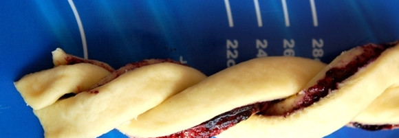 1. Этап. Пирожки с черникой: Сверните каждую из полосок таким образом, чтоб получилась спираль.