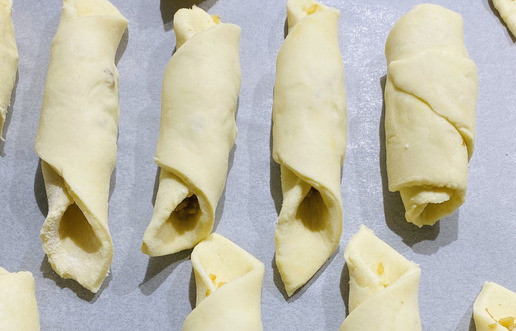 1. Этап. Хрустящие рогалики: Свернуть в рулетик, выложить на противень застеленной пекарской бумагой, поставить в духовку на на 180