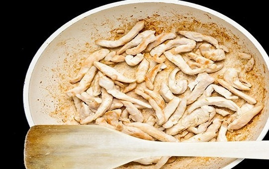 1. Этап. Салат с куриным филе, ананасом и зеленой фасолью: 4. Куриное филе нарежьте полосками и обжарьте в оливковом масле до золотистого цвета.