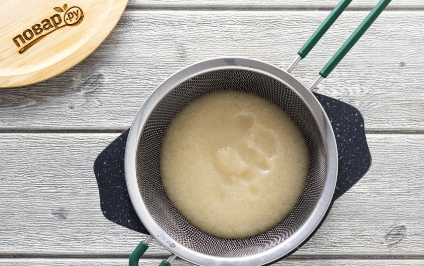 1. Этап. Соус из груш на зиму: Протрите получившуюся массу через сито для однородной консистенции. Проварите еще 5 минут.