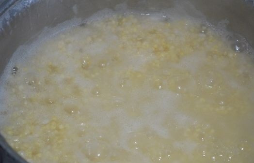 1. Этап. Каша Дружба на молоке: 5. Убирайте шумовкой пену и следите за количеством воды в кастрюле.