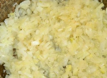 1. Этап. Суп-пюре постный: Почистим и мелко нарежем лук. Обжарим его на растительном масле до легкого золотистого цвета.