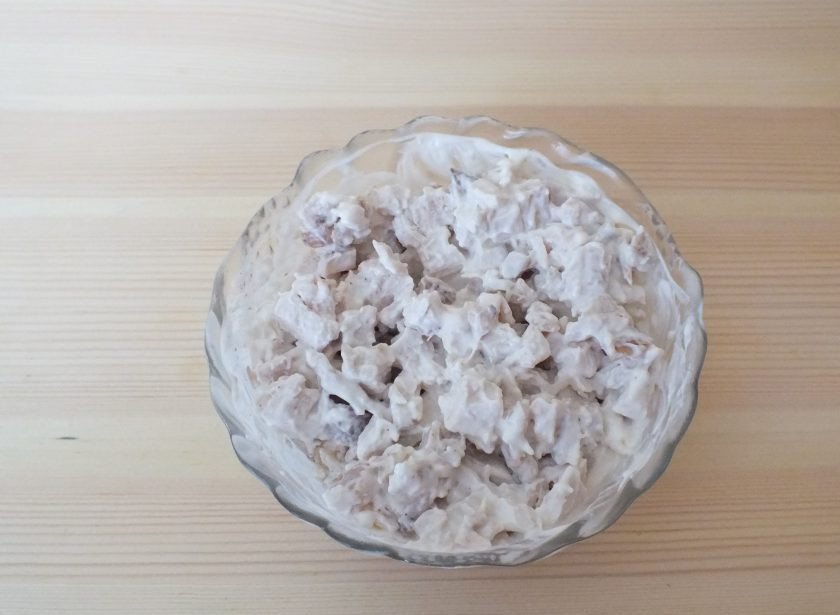 1. Этап. Салат Светофор с корейской морковью: К курице добавьте пару-тройку ложек майонеза и перемешайте.