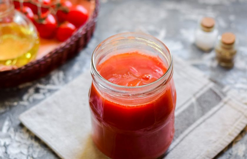 1. Этап. Перец с томатным соусом: Переложите перец и соус в стерильную полулитровую банку.