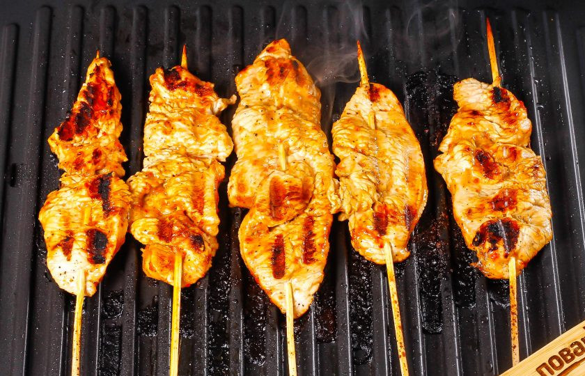 1. Этап. Японский шашлык: Затем нанизайте каждый кусочек нарезки на деревянную шпажку, стараясь нанизать мясо волнами. Разогрейте гриль или электро-гриль, смажьте решетки или панели растительным маслом и выложите на них заготовки на шпажках. Обжарьте буквально по 2-3 минуты с каждой стороны. Если гриль закрывается, то обжарьте всего 2-3 минуты. Можно пожарить шашлычки и на сковороде-гриль.