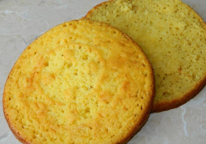 1. Этап. Торт на крестины: Готовый бисквит остудите и разрежьте на 2-3 коржа.