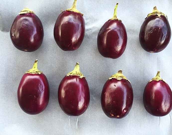 1. Этап. Капрезе из баклажанов: 1. Вымойте 8 маленьких баклажанов, положите их на лист для выпечки (пергаментную бумагу). Важно использовать маленькие баклажаны, потому что они будут готовиться значительно быстрее, чем обычные баклажаны.