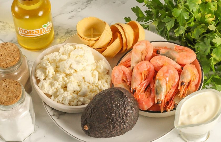 1. Этап. Тарталетки с творожным сыром, авокадо и креветками: Подготовьте указанные ингредиенты. Творожный сыр используйте любой жирности.