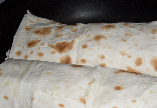 1. Этап. Шаурма с грибами и сыром: Хорошо разогреваем сковороду ( или электрогриль или мангал) и выкладываем шаурму.