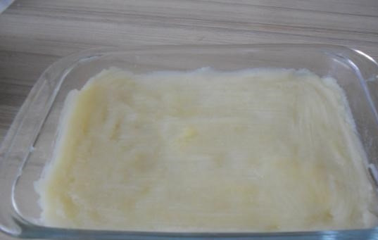 1. Этап. Детская картофельная запеканка с фаршем: 6. Верхний слой пюре смажьте взбитым перепелиным яйцом.