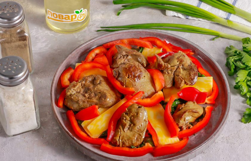 1. Этап. ПП салат с куриной печенью: Болгарский перец очистите от семян, срезав крышечку с плода. Промойте и нарежьте лентами. Выложите на тарелку к остальным ингредиентам.