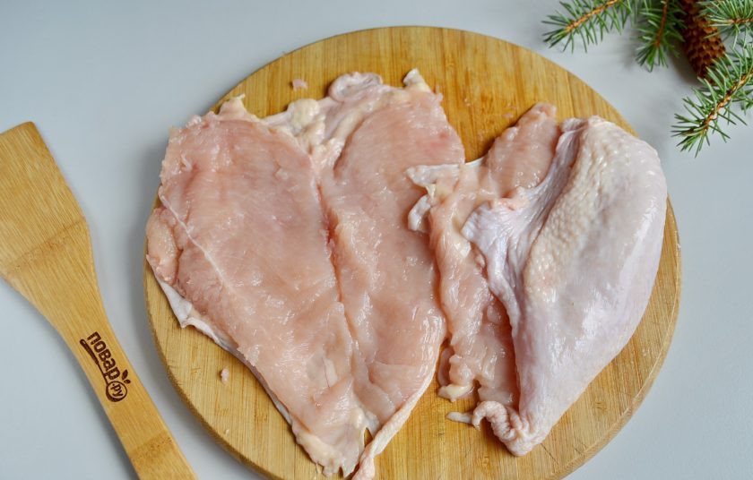 1. Этап. Куриный рулет в гранатовом желе: Отрежьте очень аккуратно косточки и мясо так, чтобы на куриной коже остался тонким слой филе. Кожу старайтесь не повредить.